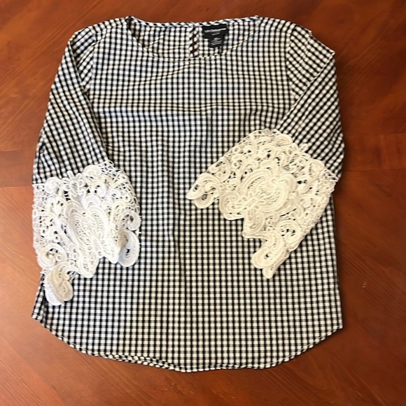 Liz Claiborne Women’s Black & White Gingham Blouse with White Lace Sleeves PM - Picture 1 of 8